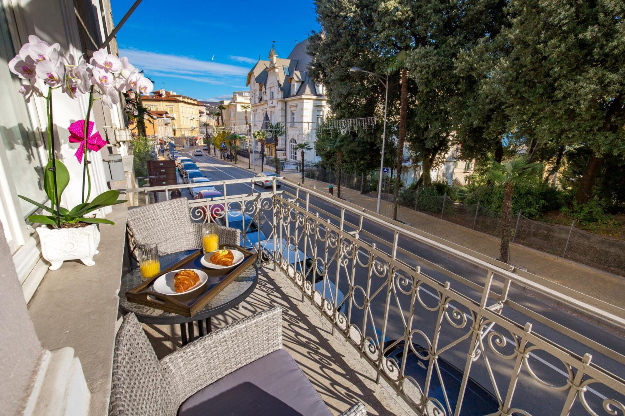 Villa Sokol Apartments Opatija center Kamer foto